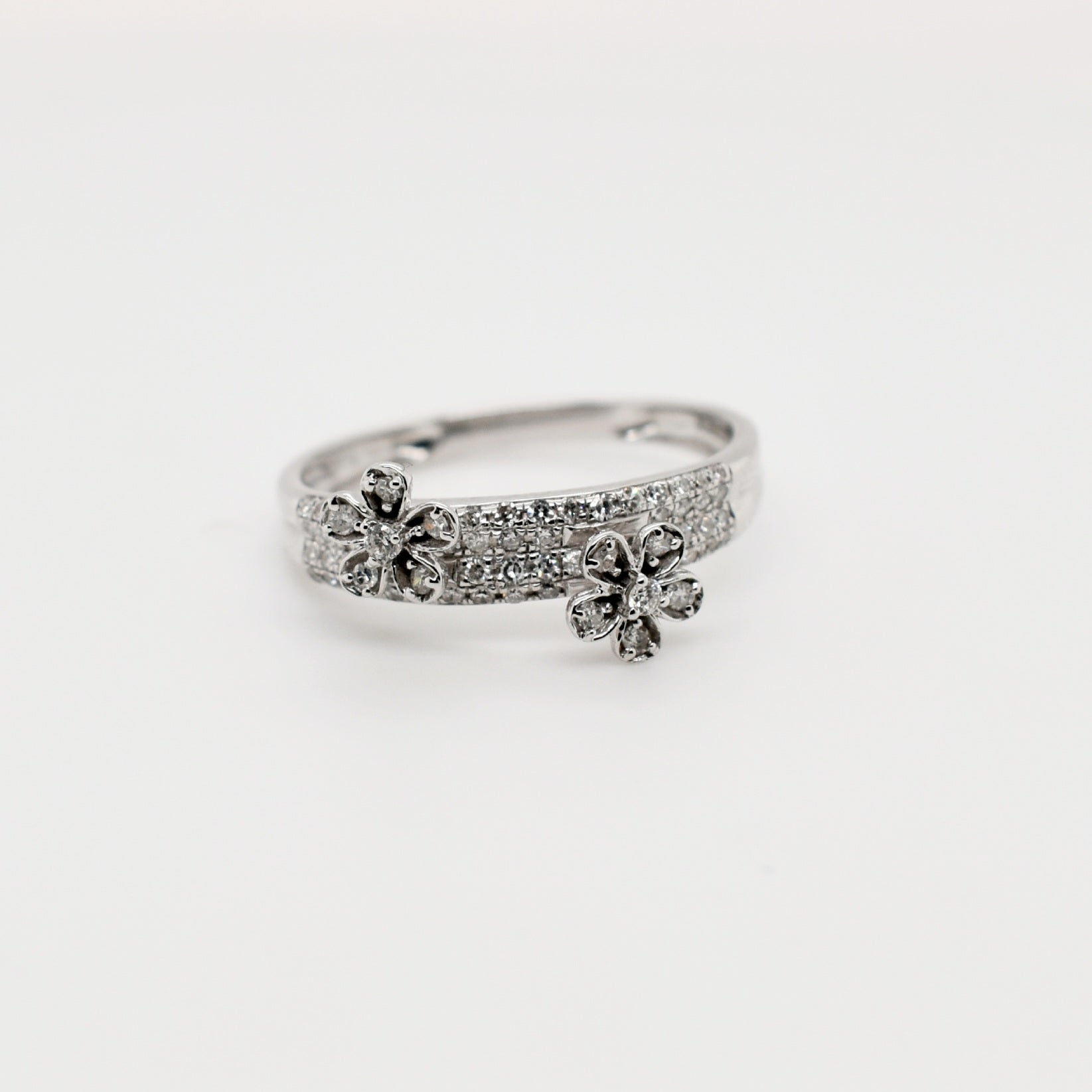 9ct White Gold Flower Cluster Engagement Band
