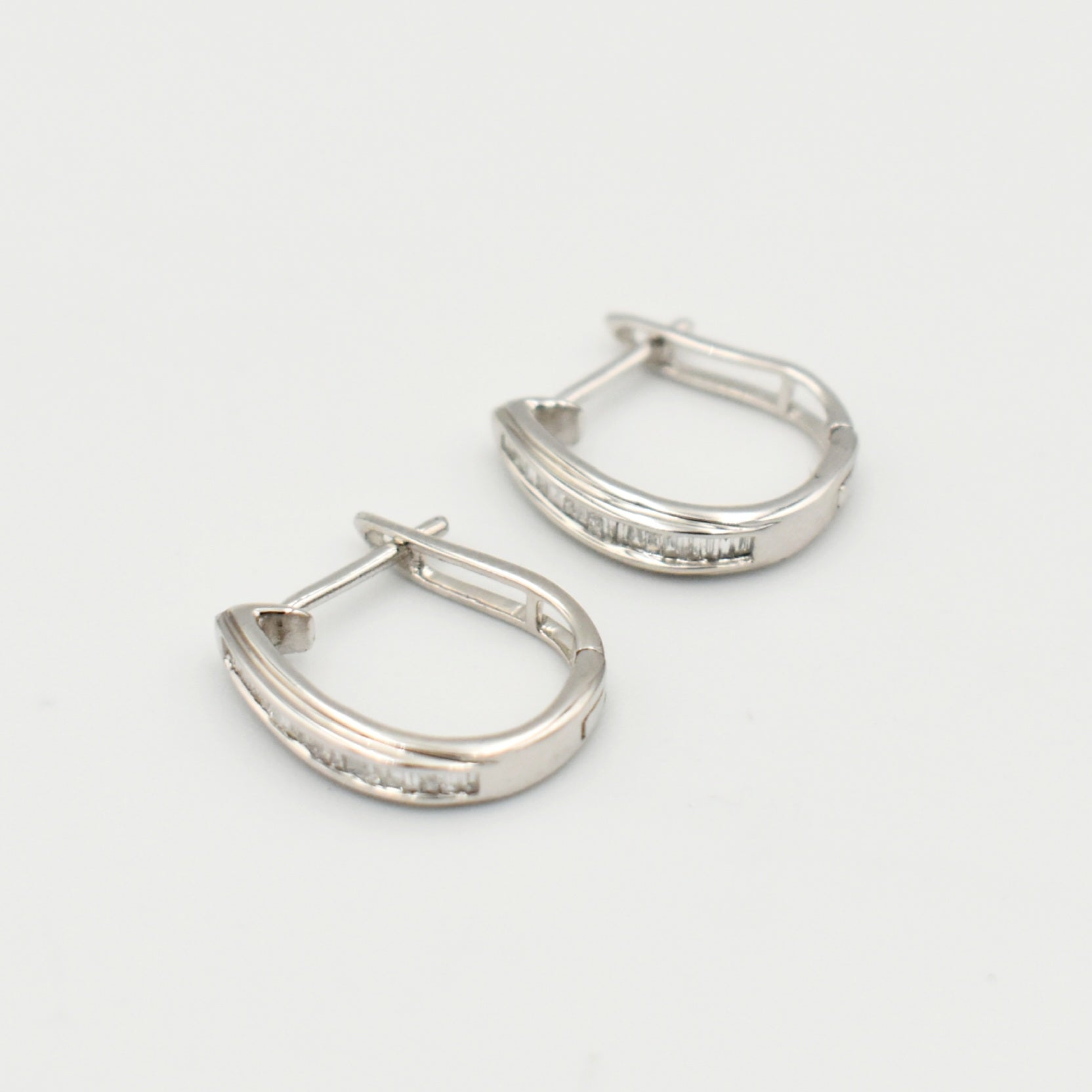 9ct White Gold 0,20ct Baguette Hoop Diamond Earrings