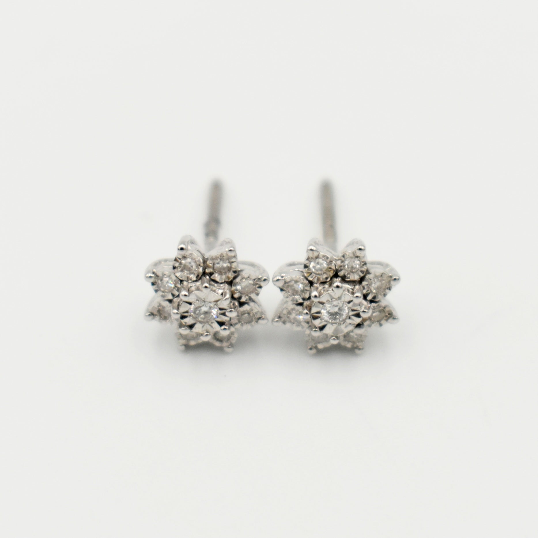 9ct White Gold 0,09ct Stud Diamond Earrings