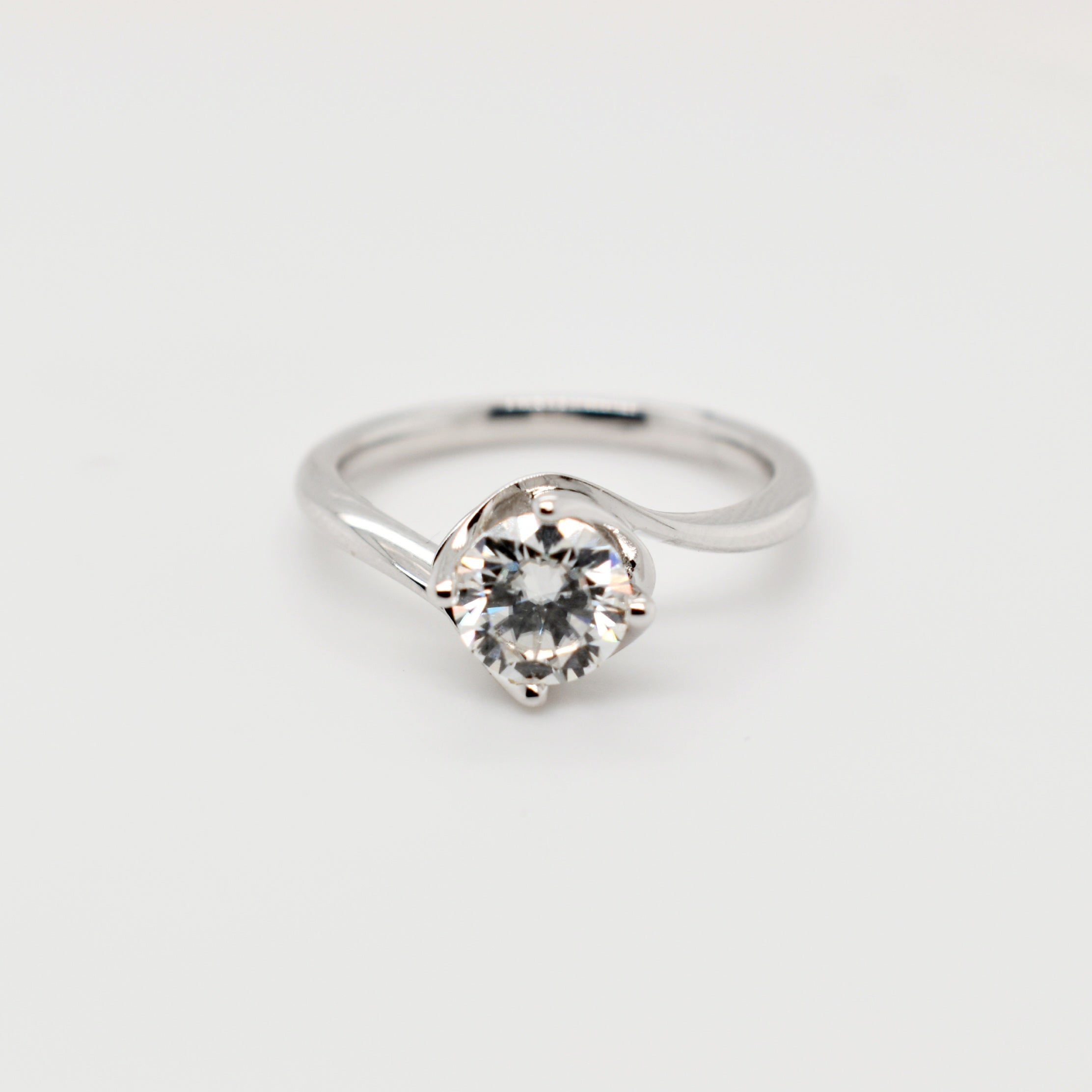 4 Claw 1ct Round Dress Moissanite Ring