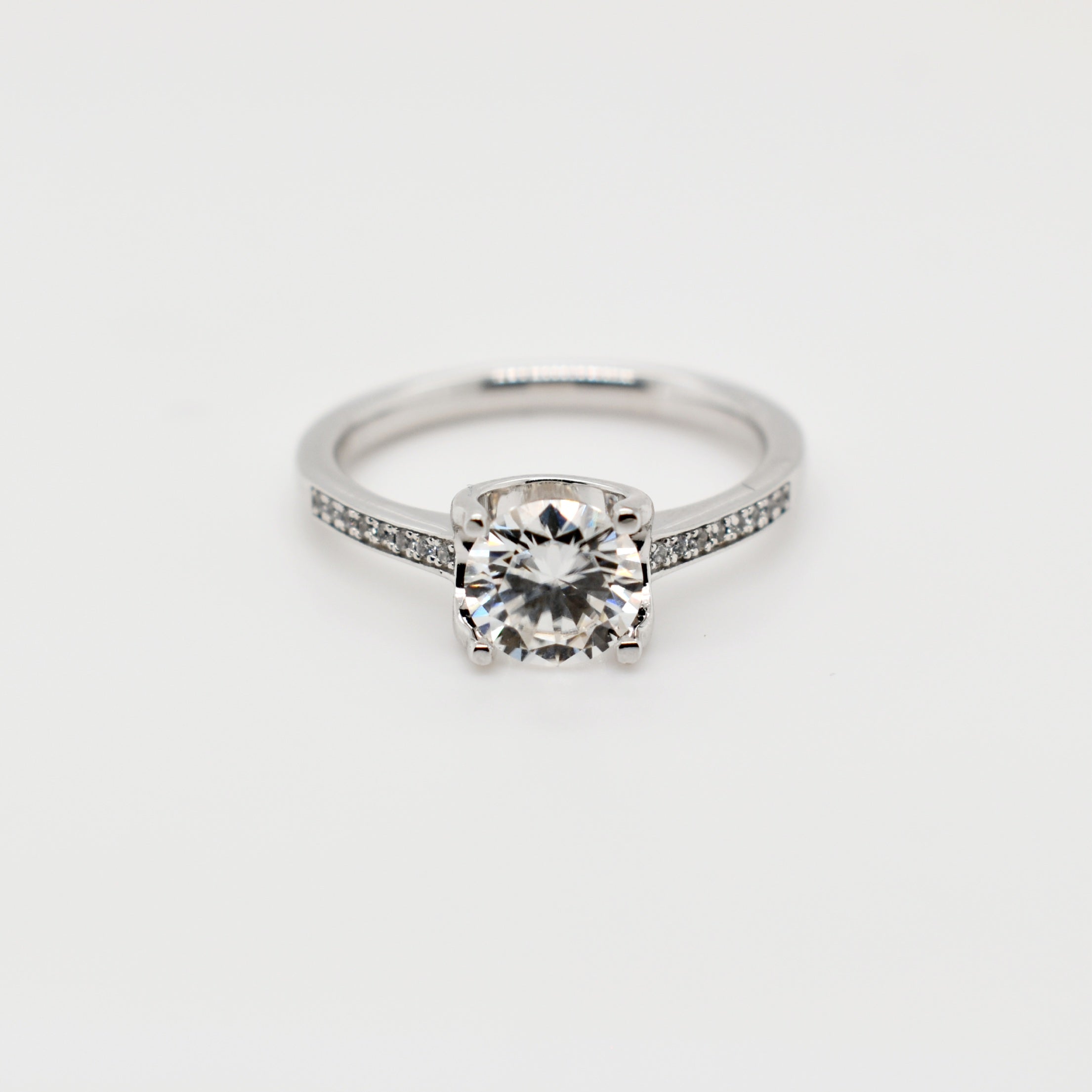 4 Claw 1ct Round Moissanite Ring