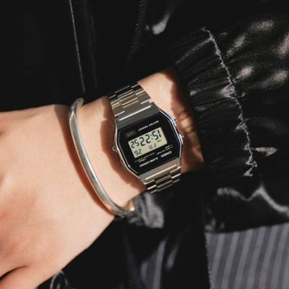 Rectangular 33.2mm resin case and fixed bezel of Casio VINTAGE watch