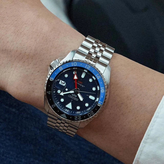 Seiko SSK003K1 blue dial with red-tipped GMT hand and cyclops date window