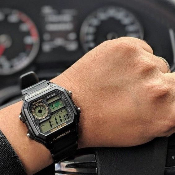 Square 45 mm resin case with fixed resin bezel on Casio watch